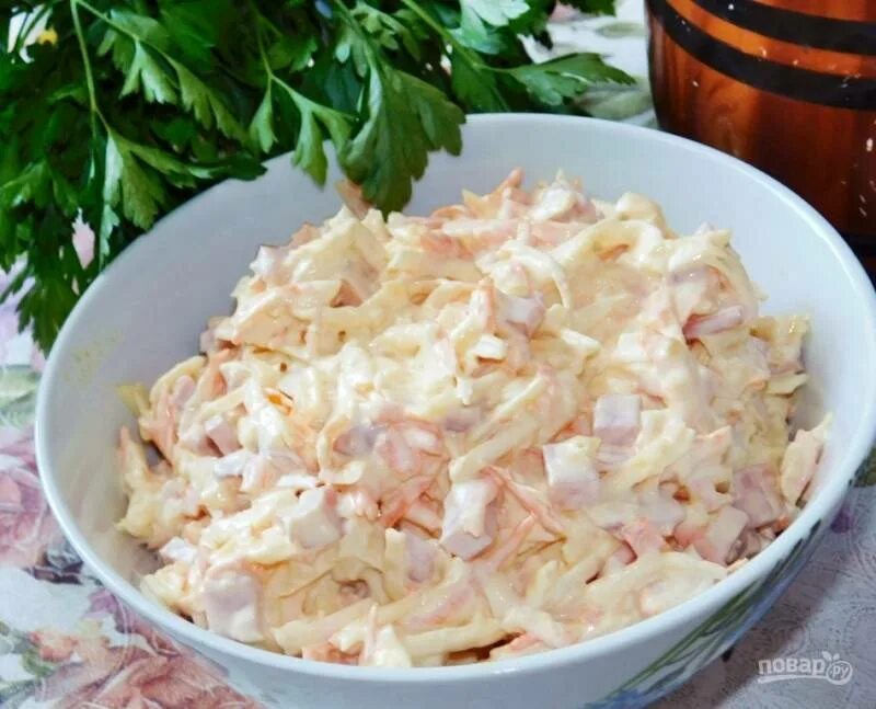 Морковка яйцо чеснок. Салат с яблоком и сыром. салат сырный с ветчиной и чесноком. салат сырный с ветчиной. салат с яблоком и ветчиной.