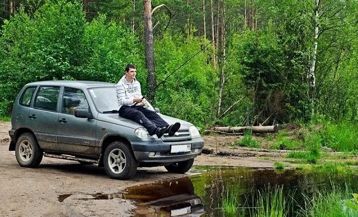 Ловля машин. Автомобиль у водоема. Машина в реке. Машина в пруду. Машина в речке.