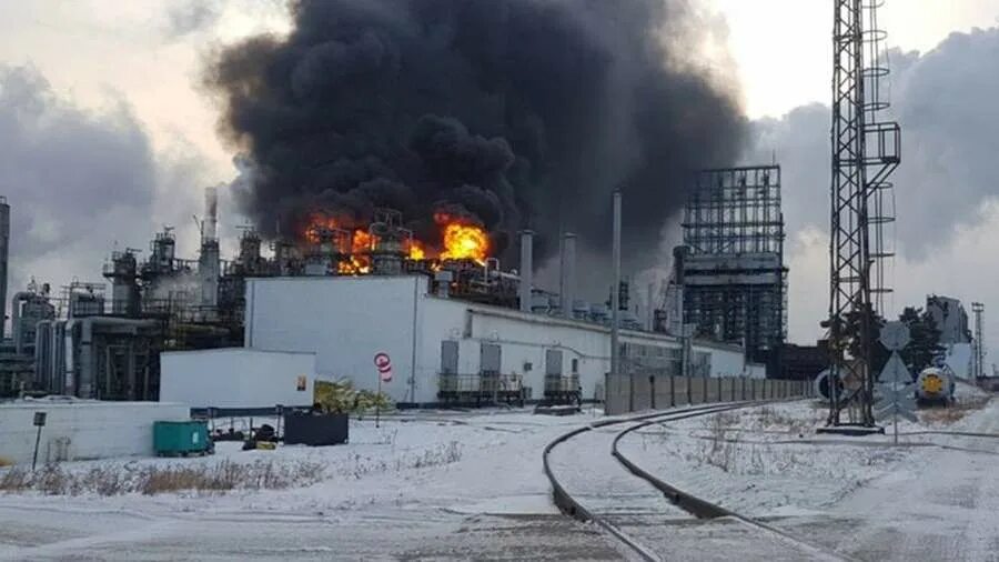 Атака на нпз в башкирии. Пожар в ангарске на нефтеперерабатывающем заводе. ангарск нефтеперерабатывающий завод. ангарск нпз пожар.