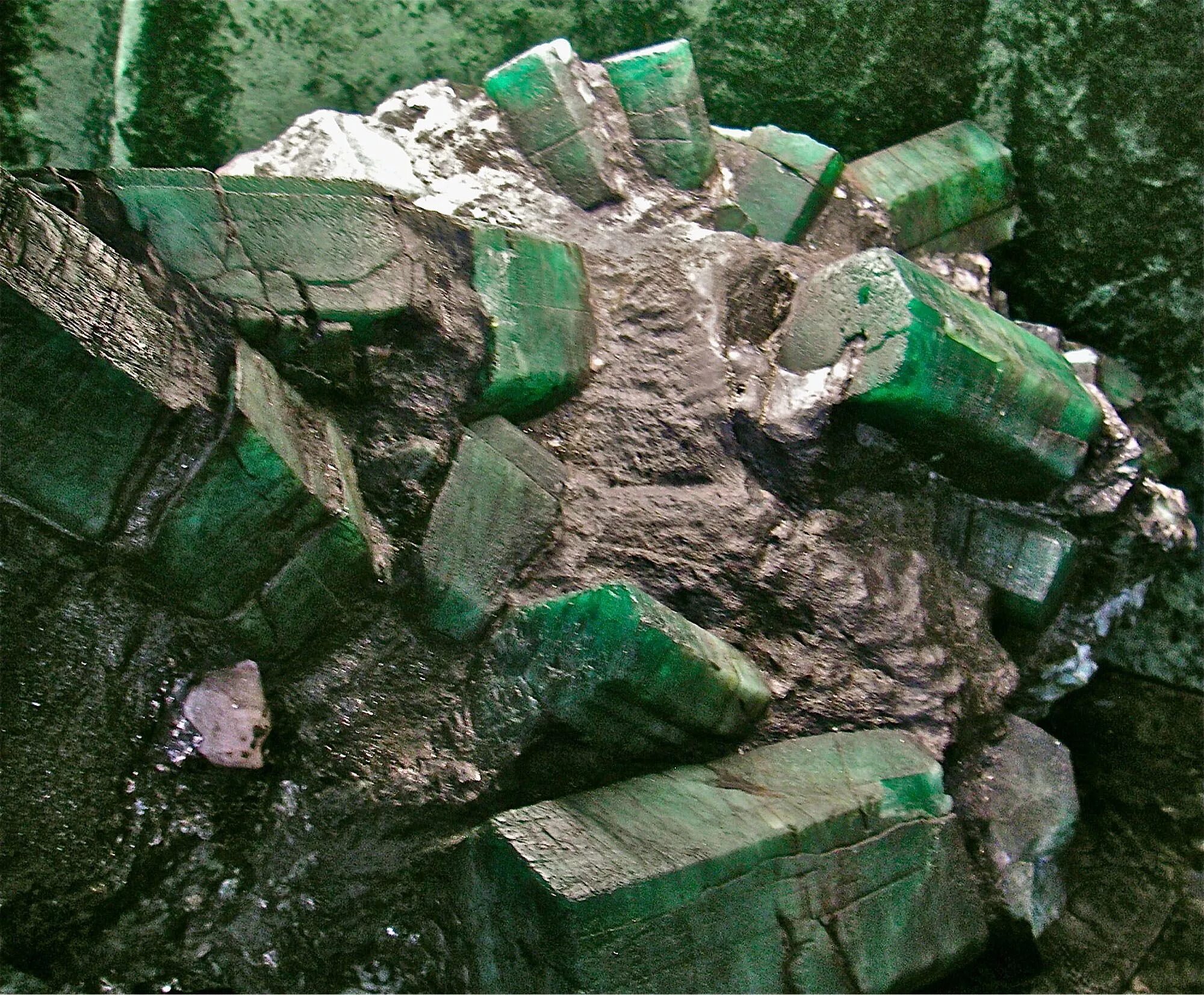 Малышевский рудник изумруд. Изумруд Баия Bahia Emerald. Самый большой изумруд Малышевский. Самоцветные камни горы малахит Урала.