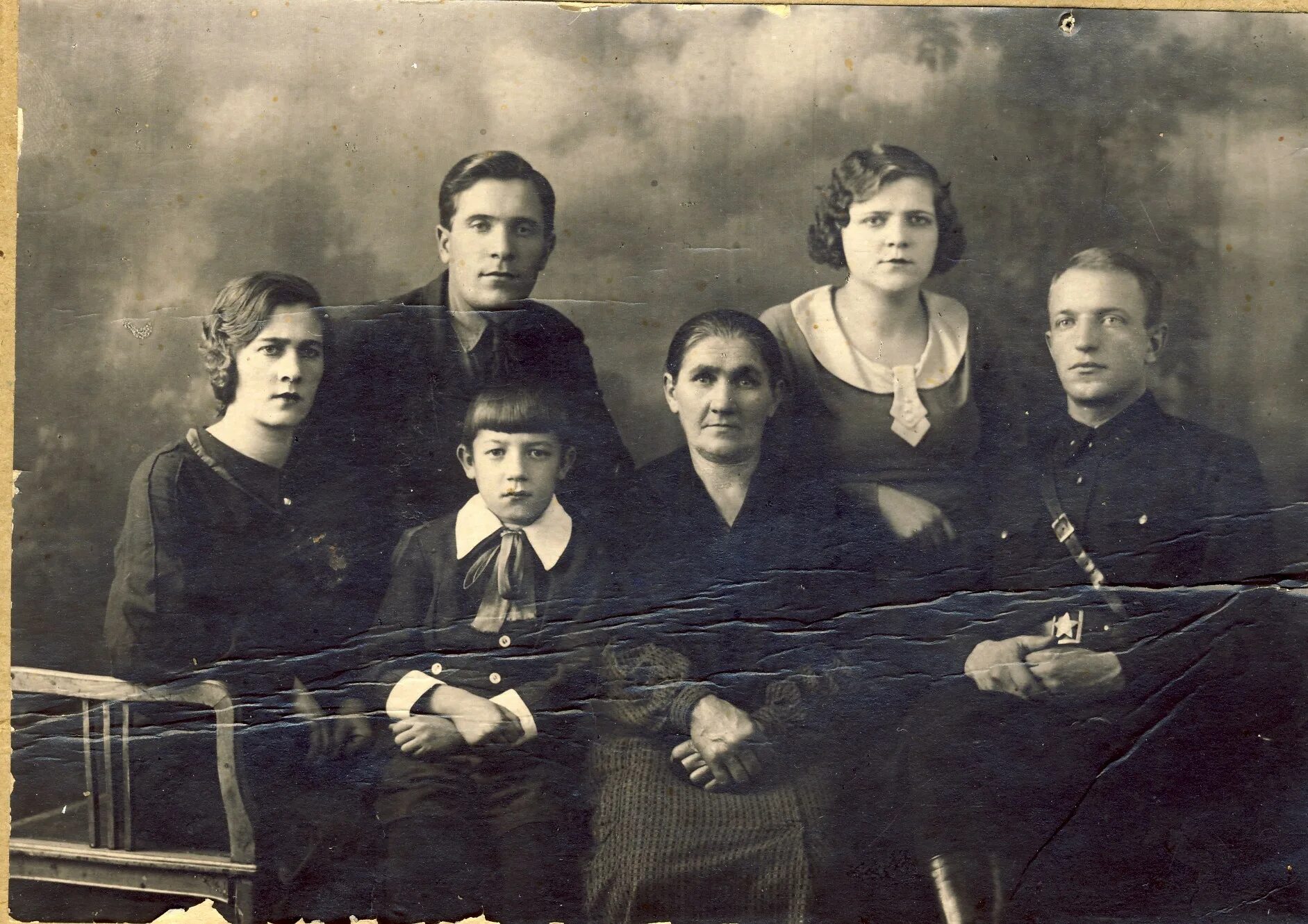 История обычной семьи 95. 5 детей семейное фото. История обычной семьи 95. Садруддин ага-хан. Семья петровых.