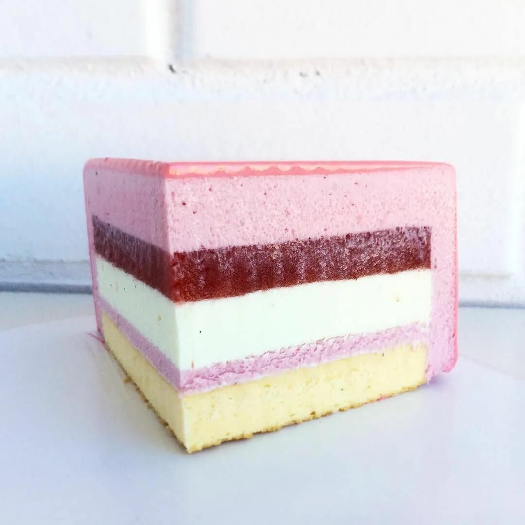 муссовый торт малиновый пломбир. бисквитный торт с муссовой прослойкой. муссовый торт карамельная груша. торты с муссовыми прослойками. торт крем брюле.