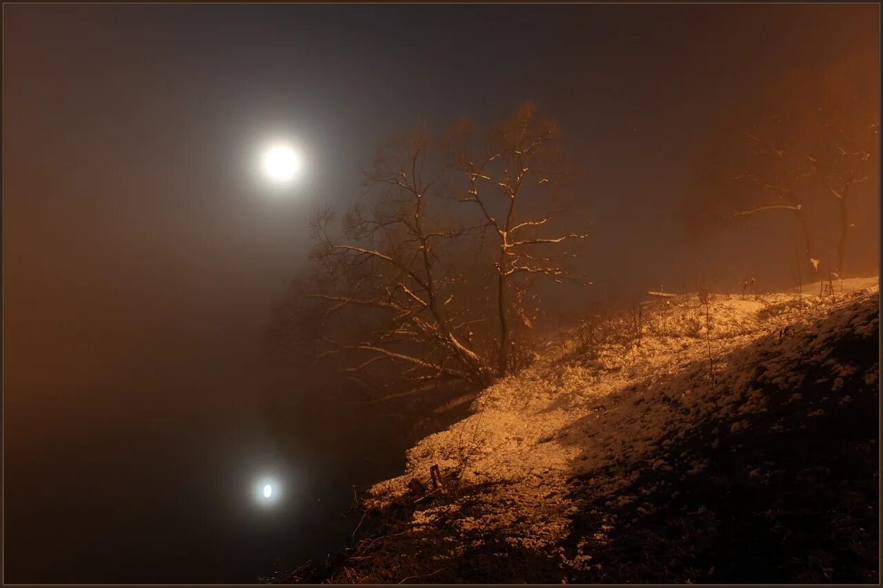 Светит холодная луна. Осенняя ночь. Осень ночь. Поздняя осень ночь. Ночная мгла.