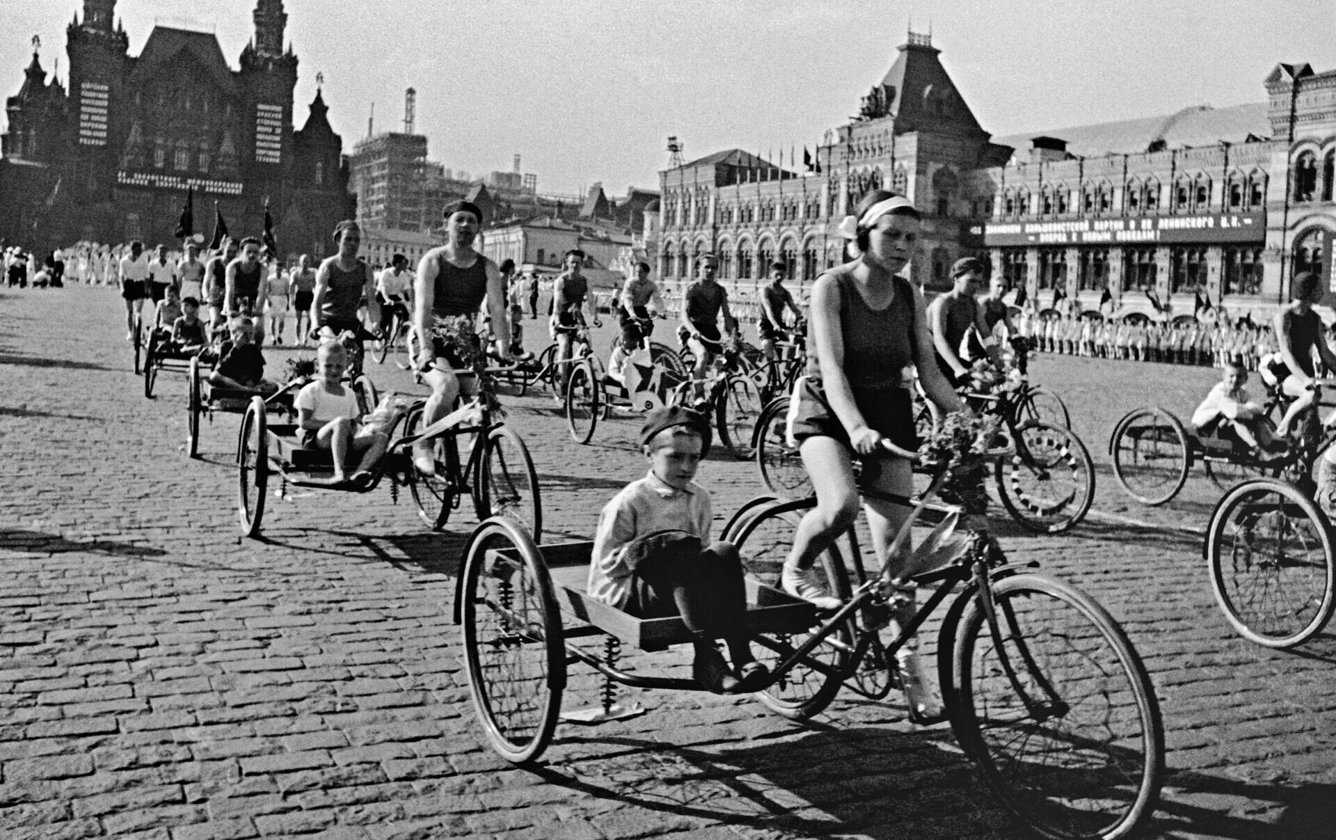 Если xx век это торжество физики. Парад физкультурников в Москве в 1938. Парад физкультурников СССР на красной площади. Парад физкультурников на красной площади 1930 годов.