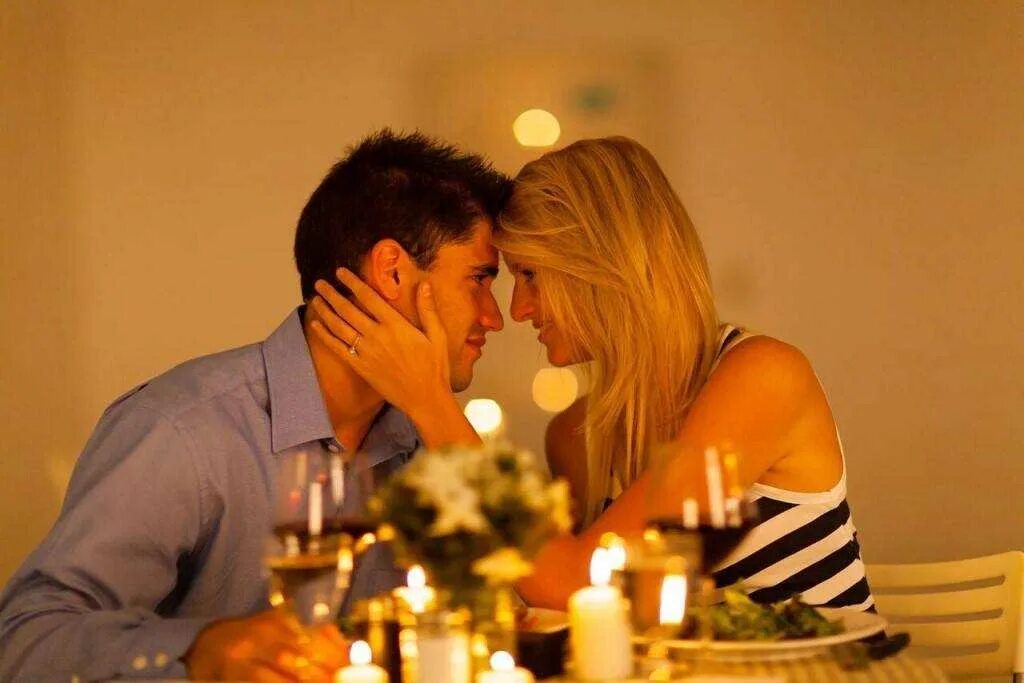 Романтический ужин в комнате. Романтический стол в гостинице. Чем удивить мужчину на свидании. Романтический ужин на двоих. Чем удивить мужчину на свидании.