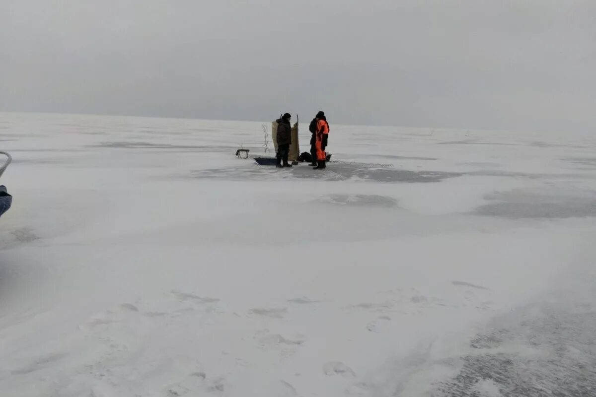 Рыбалка зимой. Зимняя рыбалка на Ладожском озере. Рыбак Ладожское озеро.