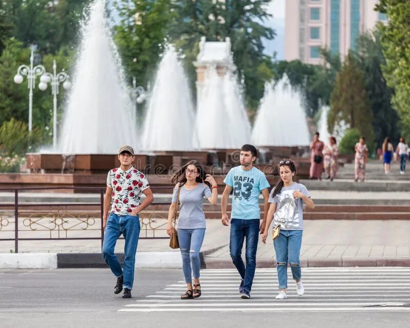 Душанбе люди на улице. Таджикистан душанбе люди. Таджикистан люди в городах. Узбекистан город душанбе. Диери душанбе.