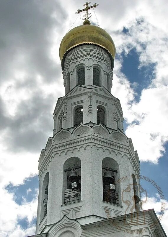 Колокольня в церкви. Колокольня троицкого храма рыбинск. колокольни храма успения божией матери иваново. шатровые колокольни тутаев.
