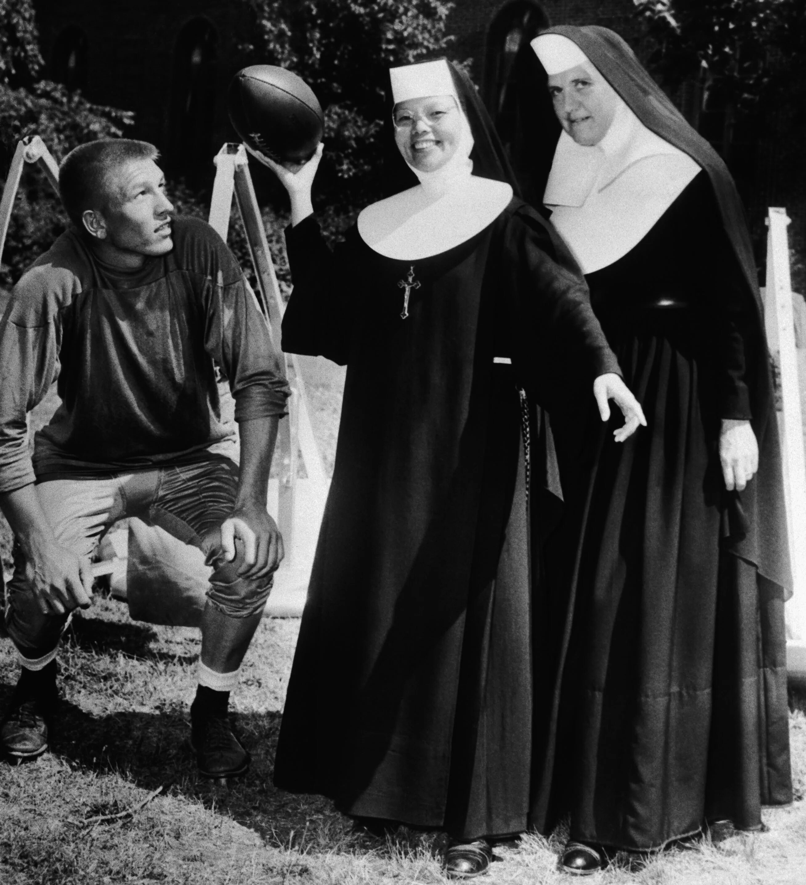 Одежда монахинь 19 века. Головные уборы монахинь католичек. Диана кравченко монашка. Монахиня фотосессия. Мода на мини юбки в 1960-х.