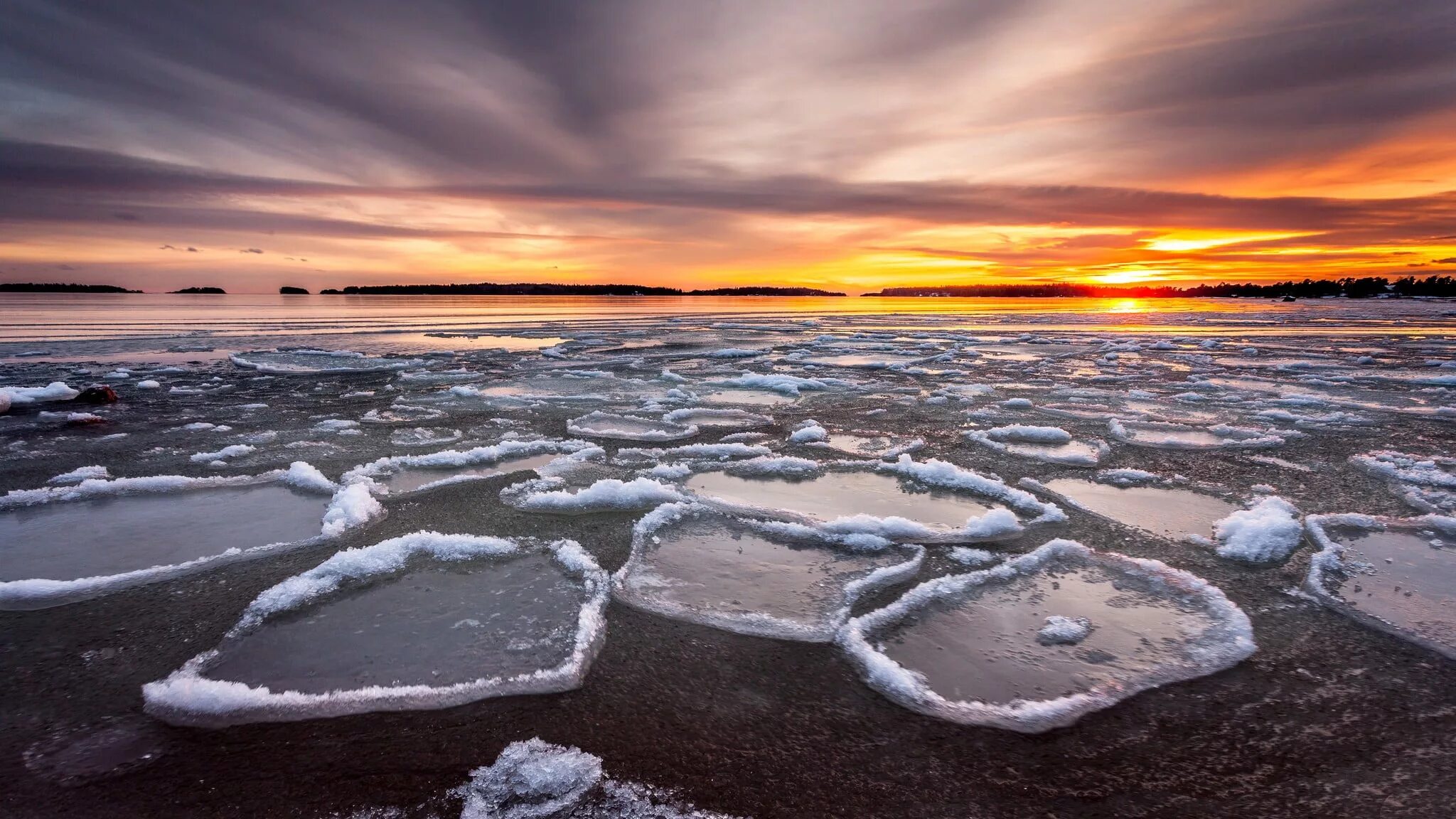 Ледоход на Байкале. Лед на реке. Зимний Байкал. Тают сугробы утихли