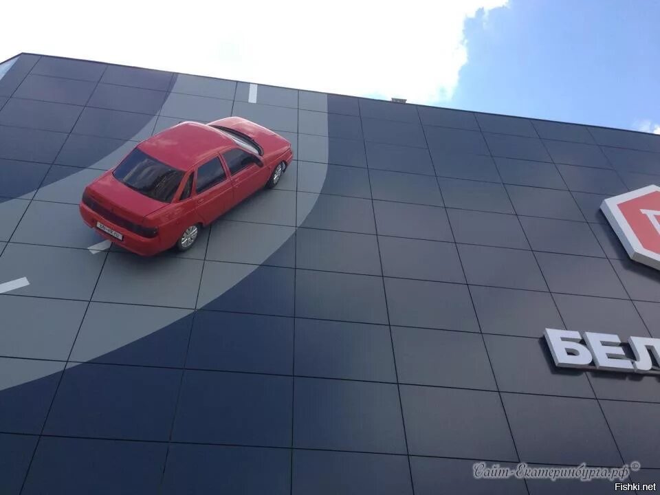 Башня авторынок. Автосалон белая башня. авто на крыше здания. автомобиль в стене здания. машина в здании.
