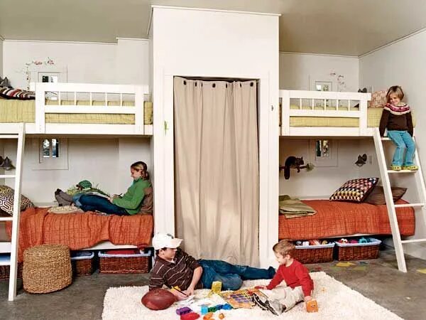 Спальня для многодетной семьи. Комната для 4 детей. Детская спальня для четверых детей. Комната для 3 детей.