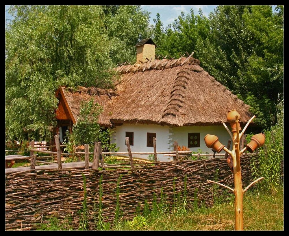 Сельская хата. Хутор в Белоруссии. Кубанские хатки с соломенной крышей. Домик в деревне. Деревенский домик.