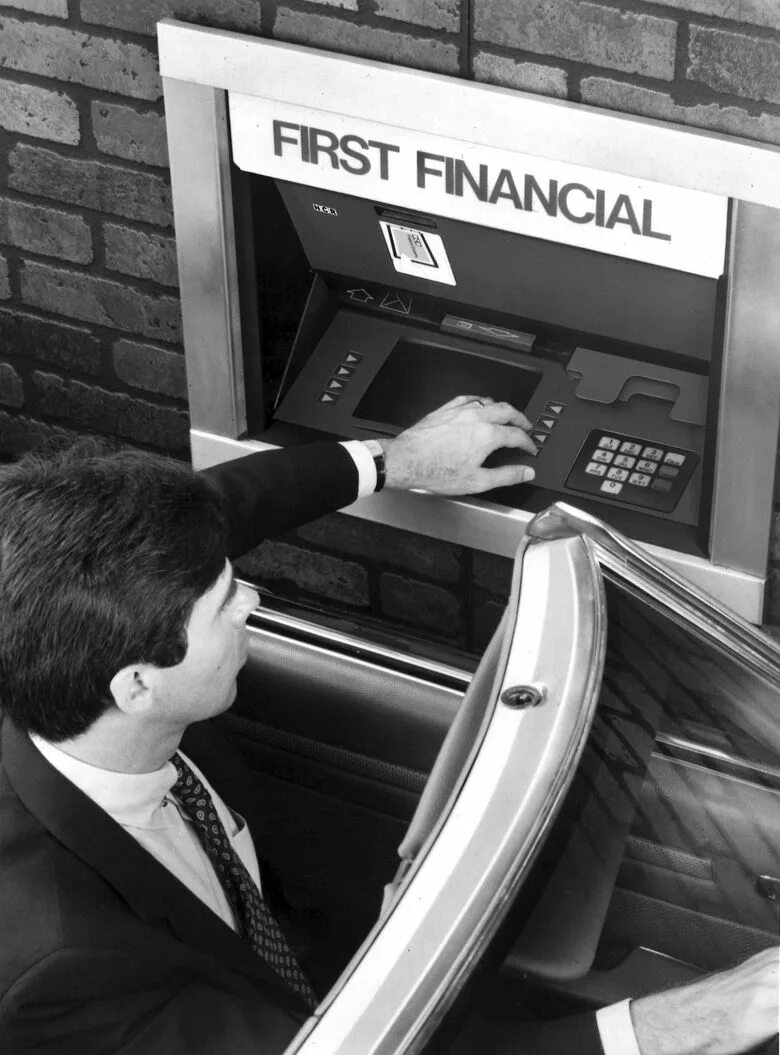 First atm. Банкомат. Банкомат США. Черно белый Банкомат. Банкомат сага.