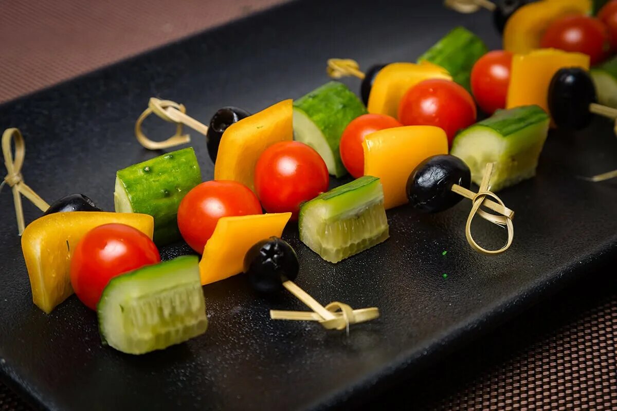 шашлычок из овощей на шпажках. канапе с овощами. канапе ветчина сыр черри. овощи на шпажках на мангале. шашлык из овощей.