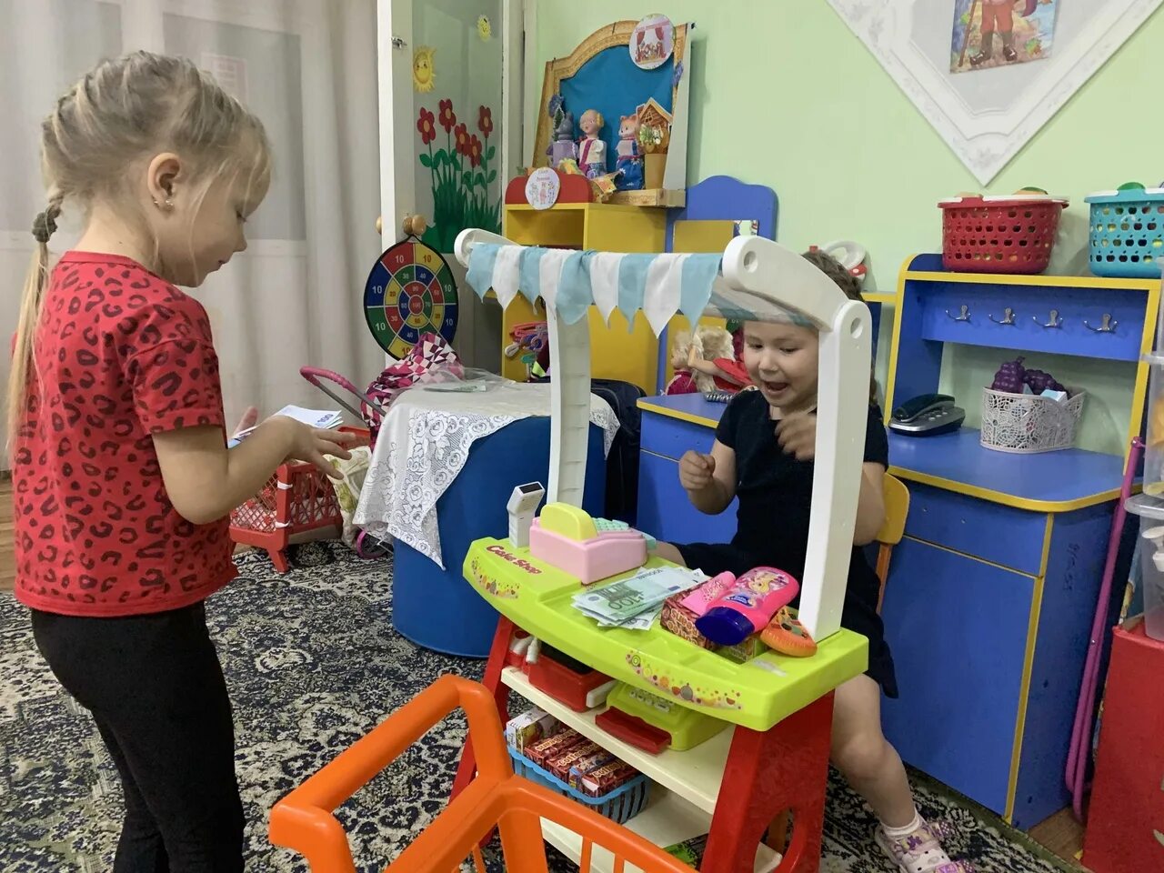 сюжетно-ролевая игра магазин в старшей группе. уголок ролевых игр в детском саду. ролевая и сюжетно ролевая игра. сюжетные игры. сюжетно-ролевая игра магазин в старшей.