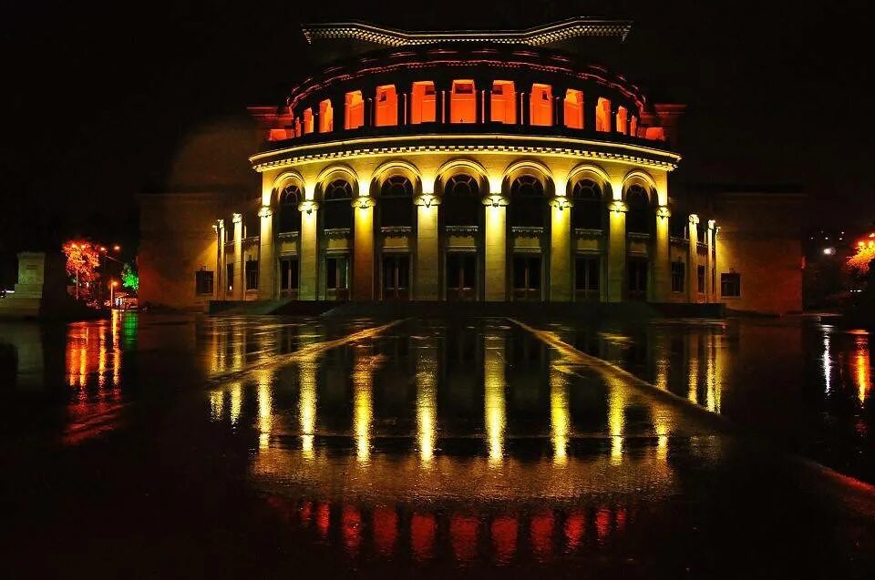 Ночной Ереван. Ночной Ереван театр оперы. Армения ночной Ереван. Ереванский оперный театр ночью.