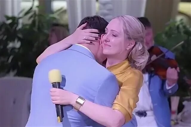 Белая невеста песня. Невеста поет на свадьбе маме. Мать поет на свадьбе сына. Мама на сцене на свадьбе сына. Песня свадьба сына слушать.