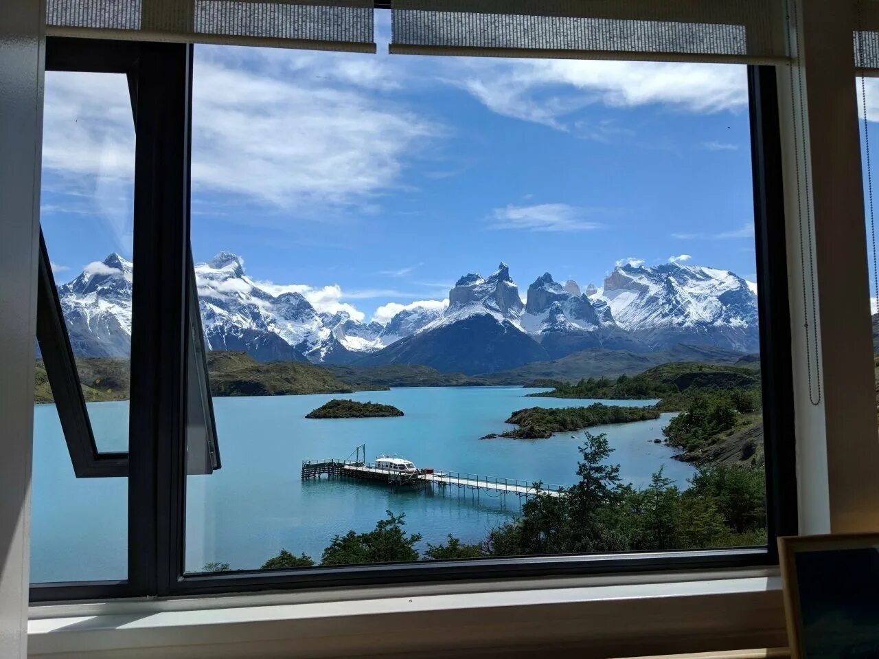 Окно на полный экран. Окно с видом на горы Швейцарии Лугано. Панорамный вид на горы. Вид на горы с балкона. Окно с красивым видом.