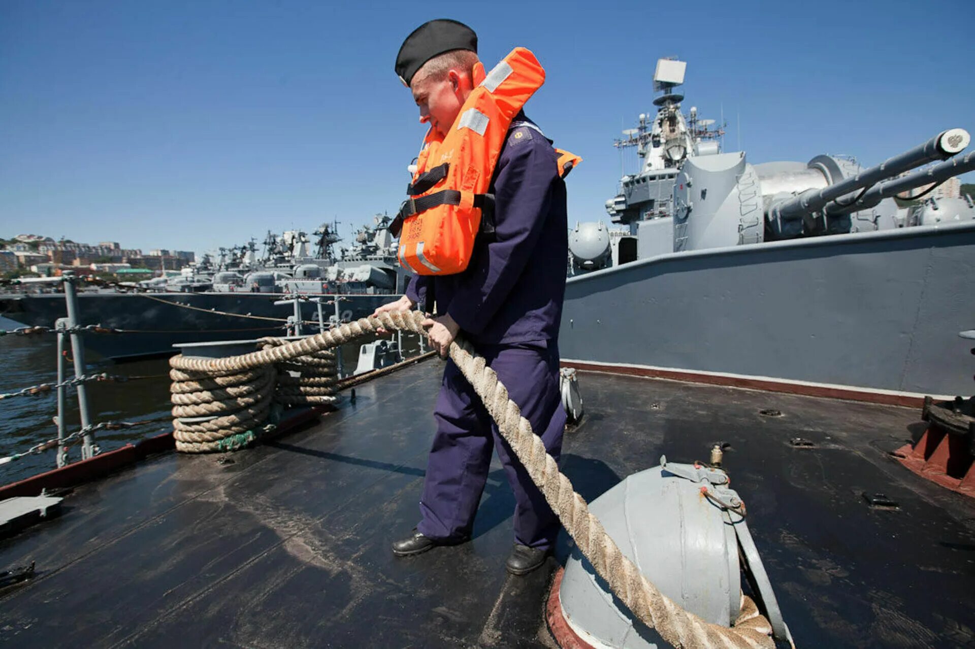 Борьба с судами. Помощник капитана Варяг. Швартовка корабля. Моряки на корабле. Матросы на палубе.