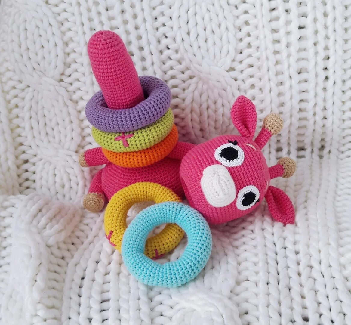 Пирамида амигуруми. Вязаная пирамидка крючком. Вязаные пирамидки для детей. Вязаная пирамидка жираф. Жираф пирамидка крючком.