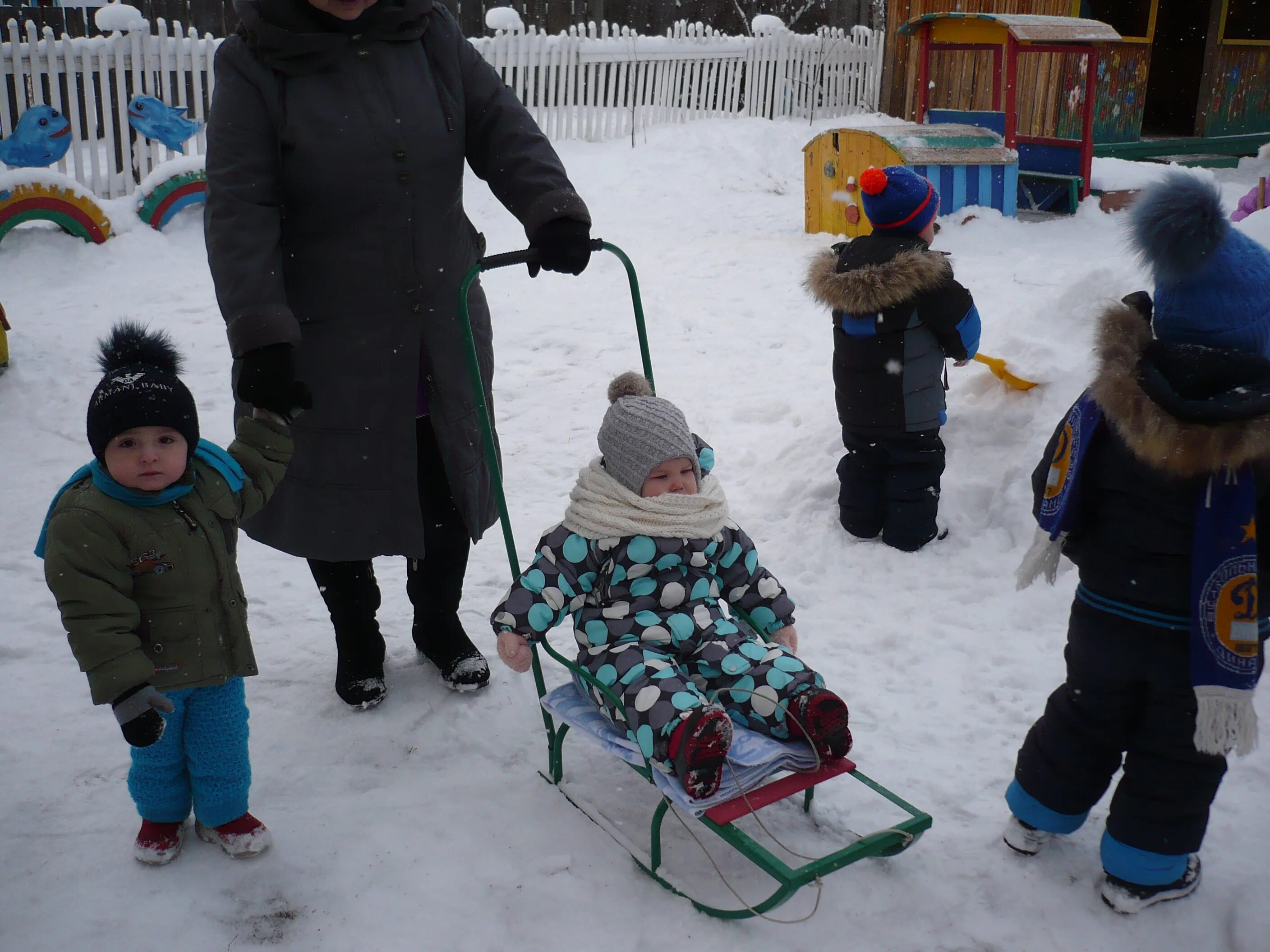 Зимняя прогулка детей в детском саду. Дети на прогулке зимой в детском саду. Дети на прогулке в детском саду. Зимние забавы на прозрачном фоне. Картинки прогулка зимой в детском саду.