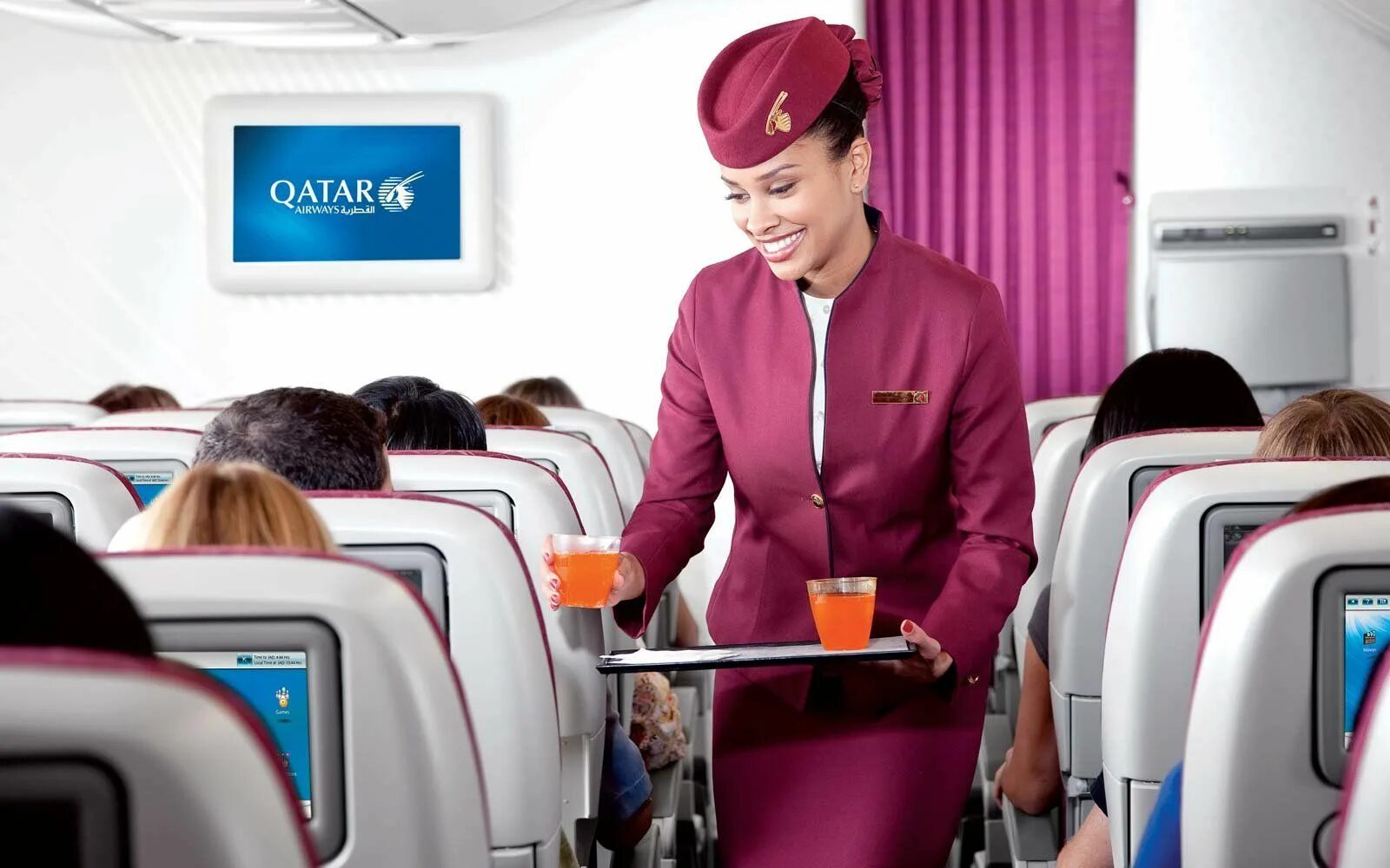Стюардессы Катар Эйрлайнс. Катар авиалинии бортпроводники. Катар Эйрвейс стюардесса. Qatar Airways стюардессы.