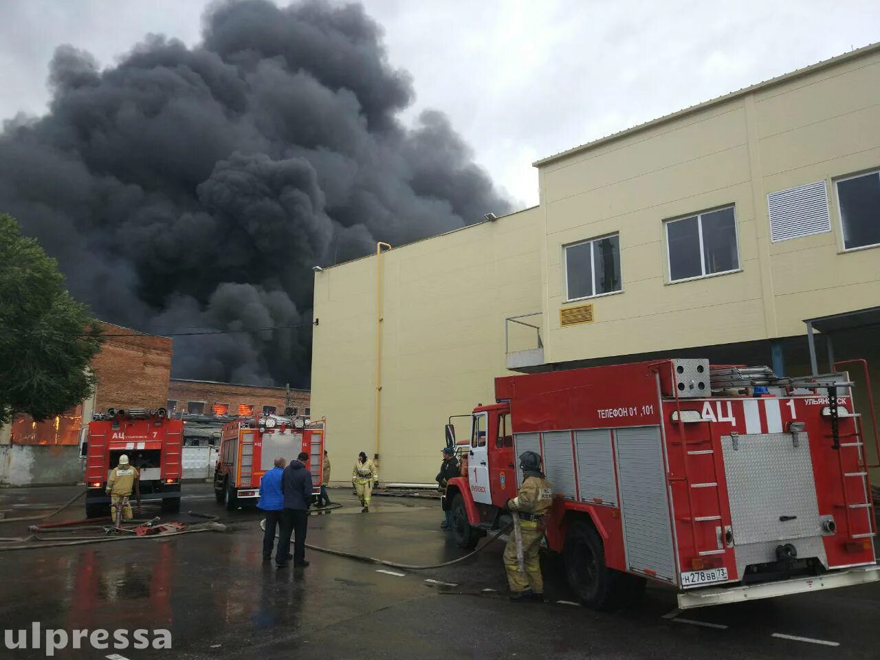 Пожар на мебельной фабрике. Пожар в Ульяновске. Сгоревшая мебельная фабрика. Пожар на кондитерской фабрике. Родники горит мебельный