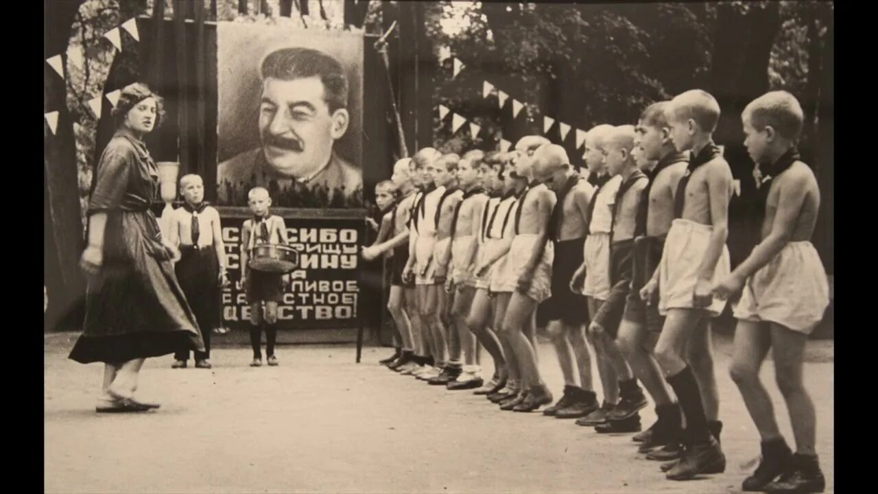 Горнист в пионерском лагере. Юный пионер. Советское детство. Отряд пионеров. Пионеры 1940 год.