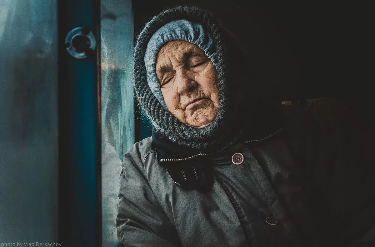 Бабушка просила передать слушать. Бабушка в маршрутке. Бабки в маршрутке. Одинокая бабушка. Пожилая женщина в автобусе.
