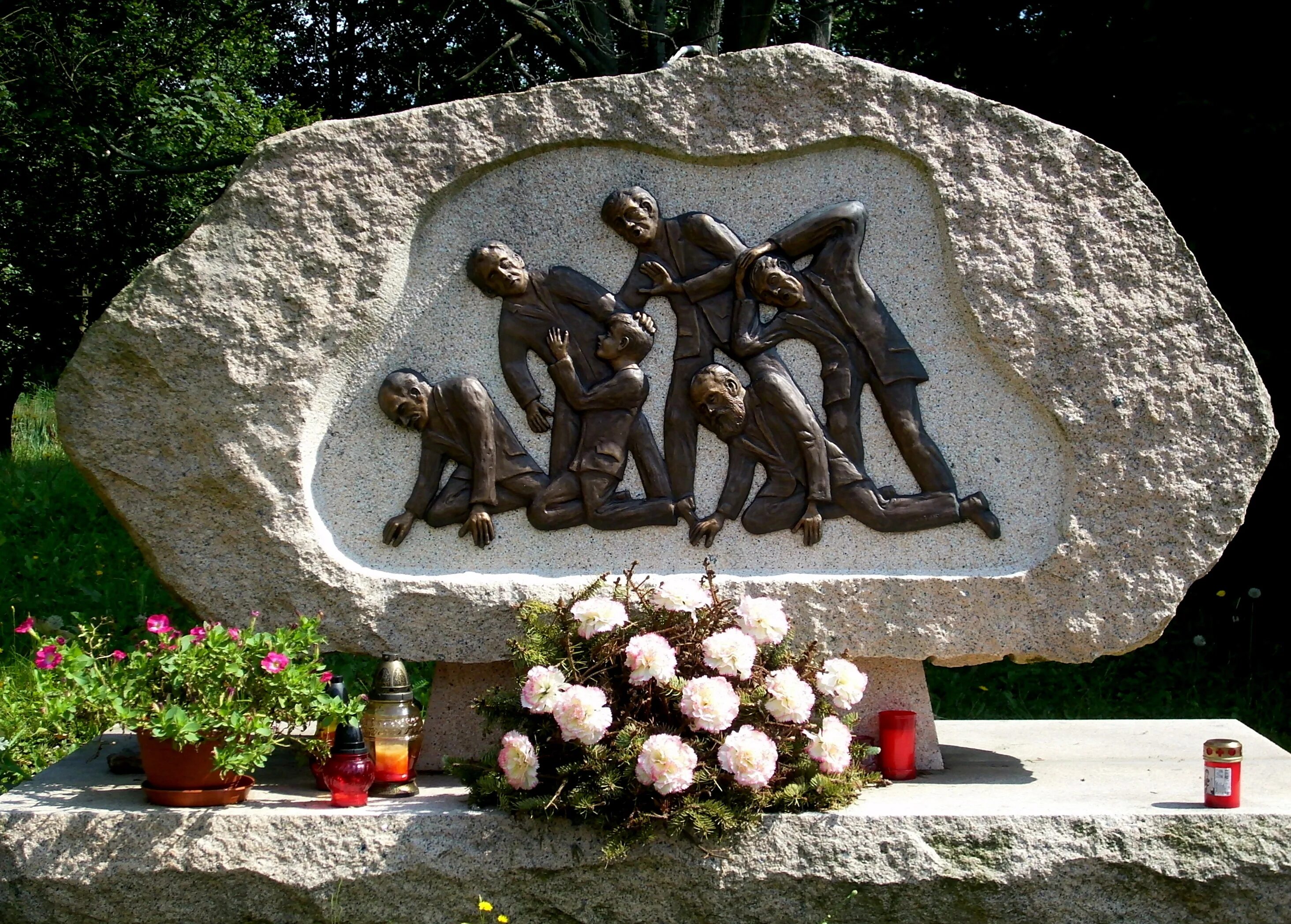 Monument stone. Камень для памятника. Монумент из камней. Памятник валун. Военные памятники из камня.