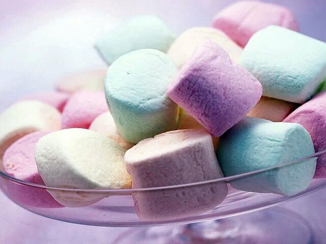 Мапшеуло в домашних условиях. Домашние маршмеллоу. Зефирки маршмеллоу. Зефир маршмеллоу. Маршмеллоу рецепт в домашних условиях.