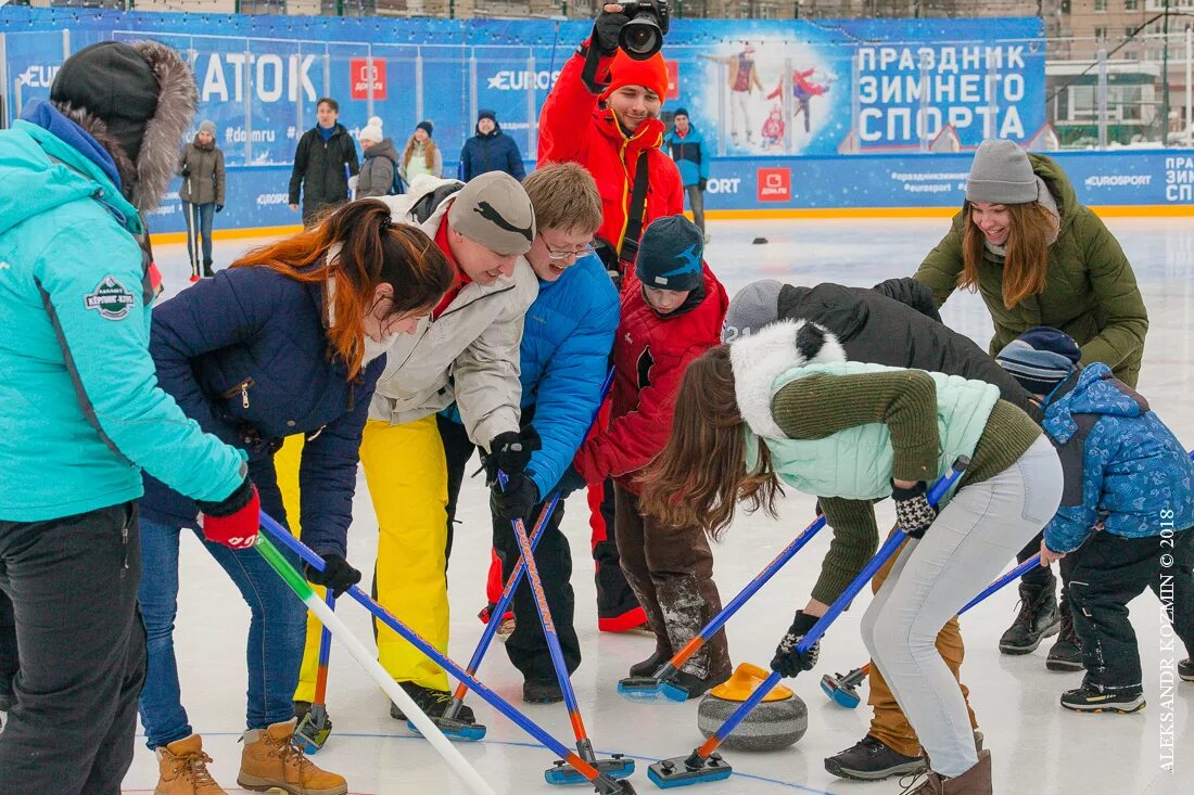 Зимний фестиваль. Зимний спортивный фестиваль. Зимний спортивный фестиваль. Семья спорт. Зимний спорт композиция.