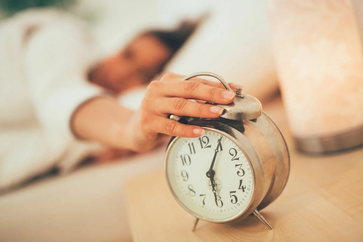 Morning to remember. Будильник утро. Будильник на руке. Рука выключает будильник. Будильник и рука утро.