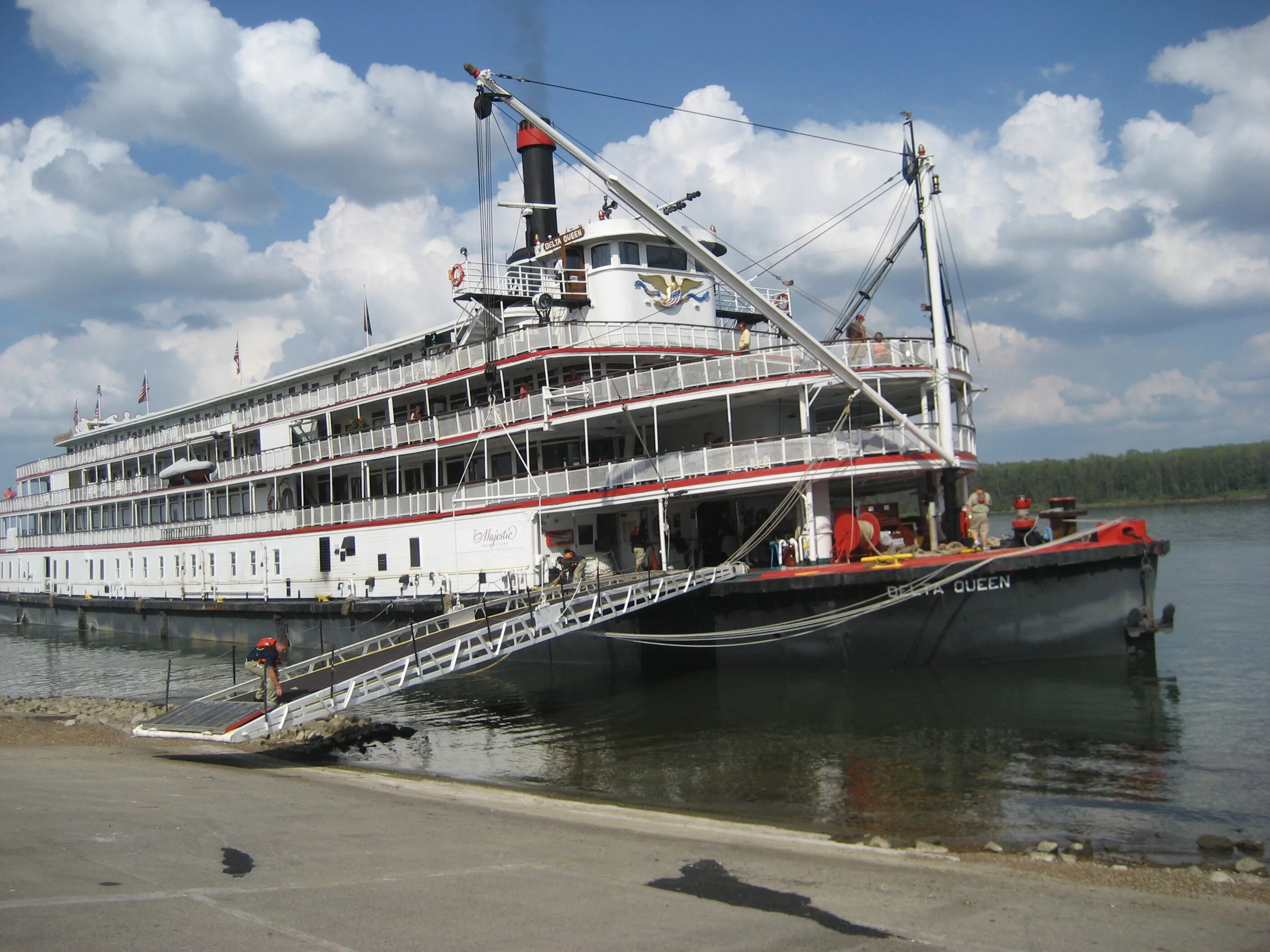 Найти пароход в реальном времени. Delta queen пароход. queen mississippi пароход. mississippi queen steamboat 19 века. речной флот миссисипи.