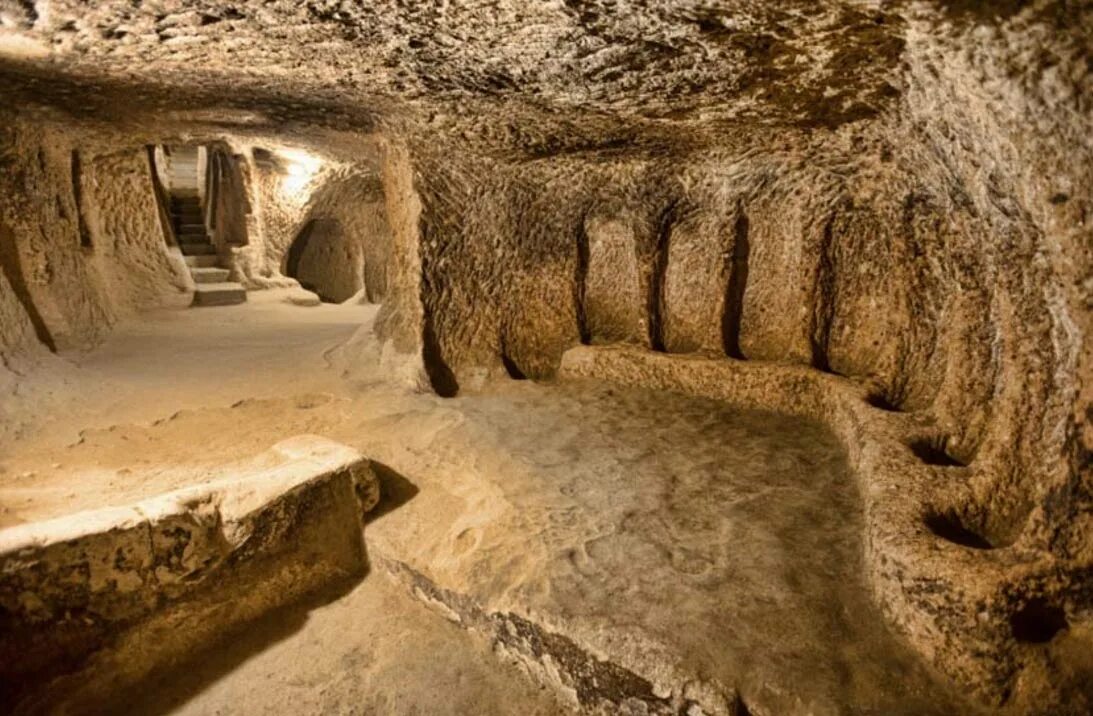 Ancient cave. Древний подземный город Деринкую. Подземный город Деринкую Турция. Деринкую Каппадокия. Подземный город Деринкую в Каппадокии.