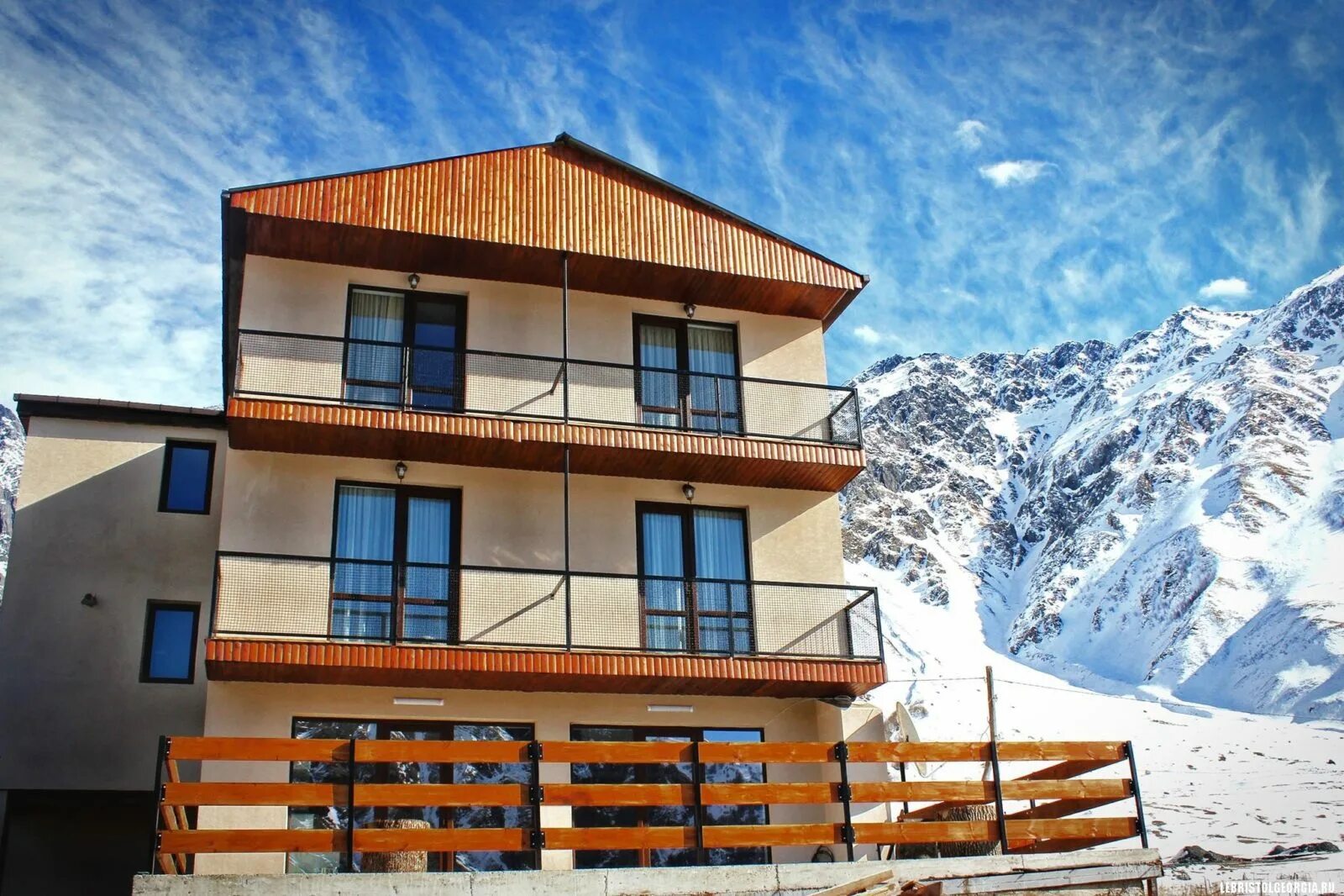 Грузия отели в горах. Отель sunshine kazbegi. казбеги отель в горах. hotel kazbegi грузия.