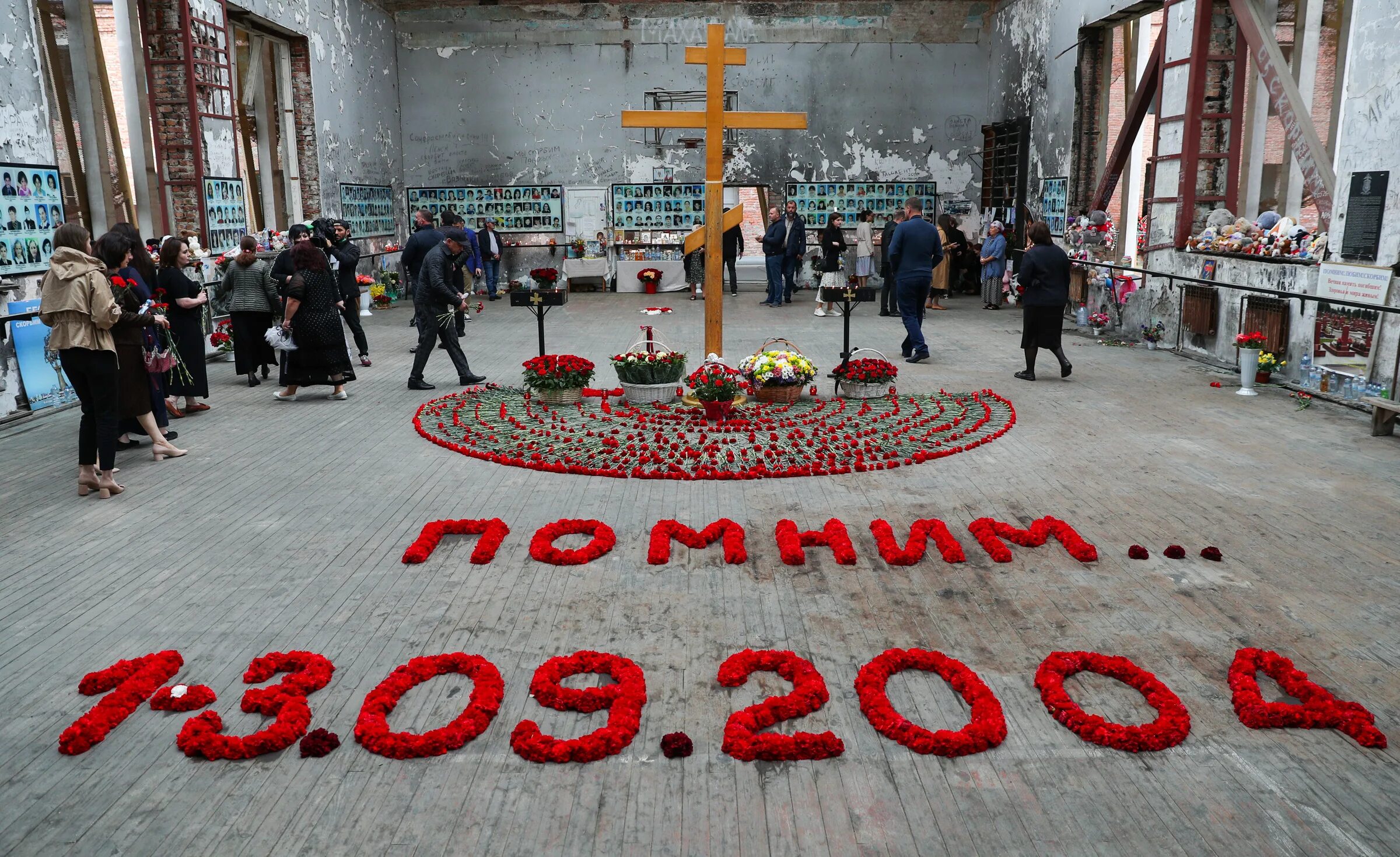 В память написали песню теракт. Школа номер 1 город Беслан трагедия. Город Беслан школа 1 сентября.