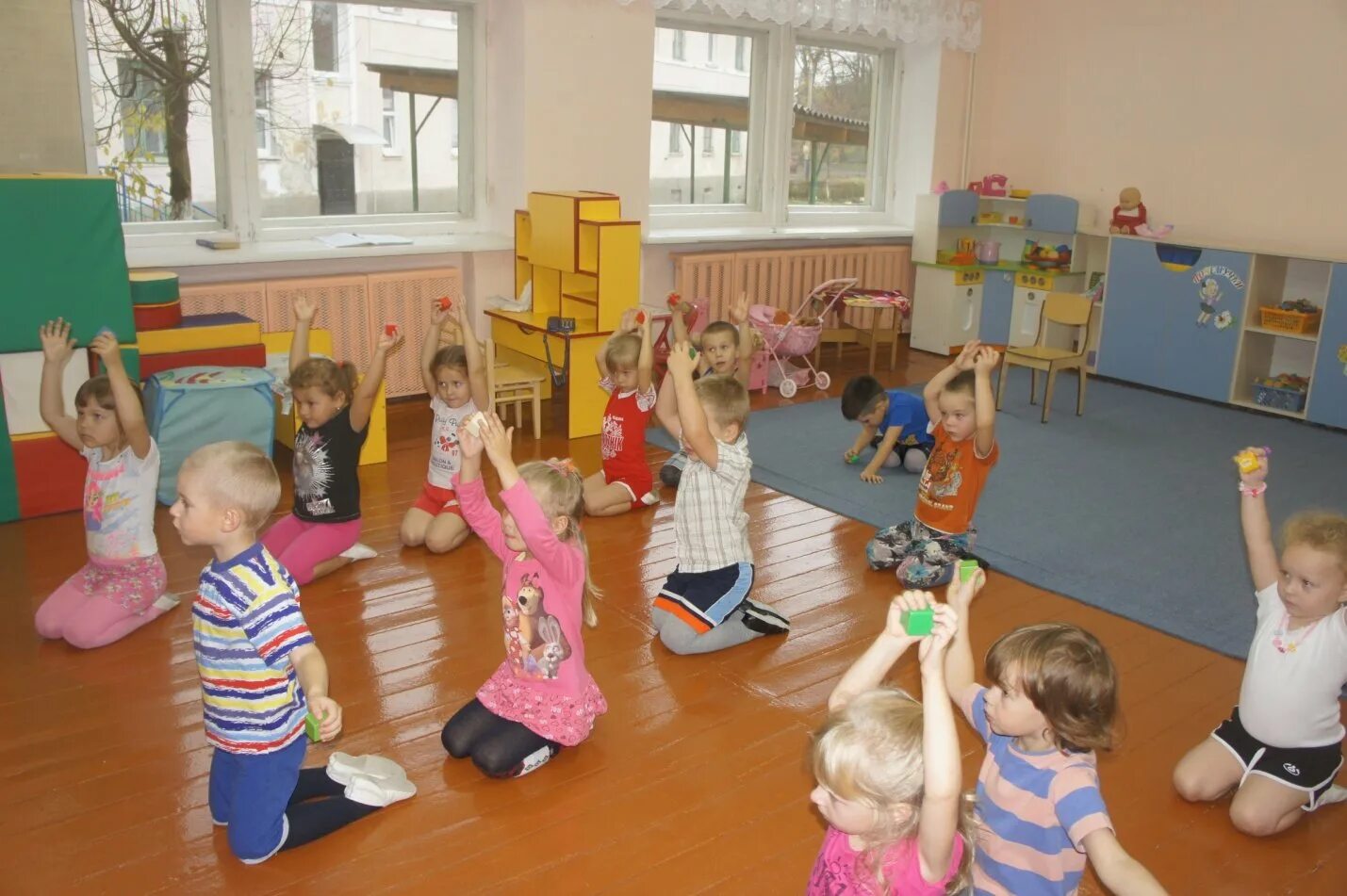 Физкультурное в первой младшей группе. Утренняя гимнастика в детском саду. Физкультура в детском саду. Физкультура в детском саду младшая группа. Утренняя гимнастика в ДОУ.