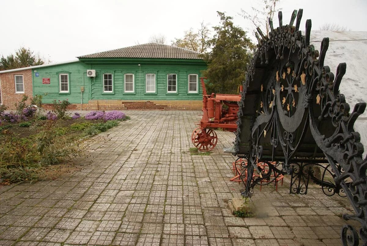 Станица новопокровская краснодарский край дома. Станица Новопокровская Краснодарский край. Музей имени Первенцева Новопокровская. Музей Первенцева станицы Новопокровской. Достопримечательности станица Новопокровская Краснодарский край.