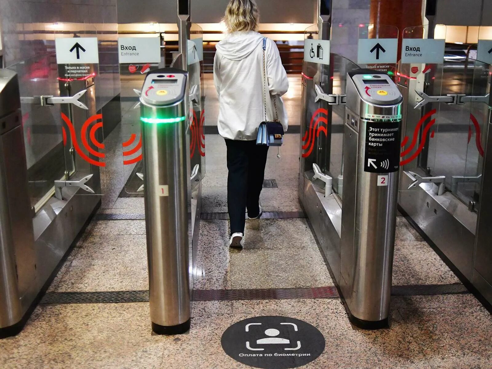 Лицо метрополитена. Метро турникет 2022 face pay. Face pay метро Москвы. Турникеты в метро Москвы 2022. Система FACEPAY В Московском метро.