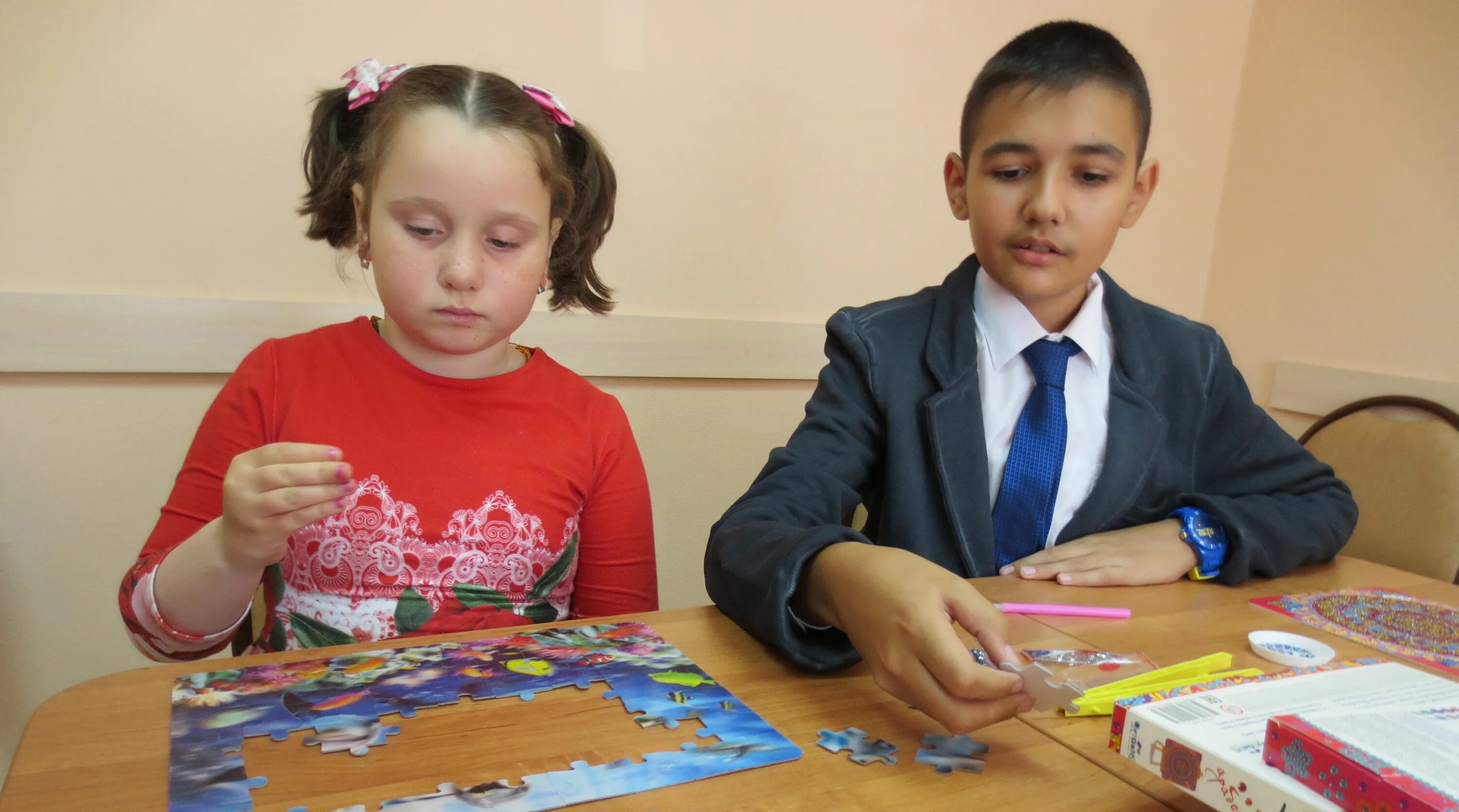 школа для слабовидящих детей. аутисты учатся в школе. аутист в школе. дети с рас в школе. дети с овз в школе.