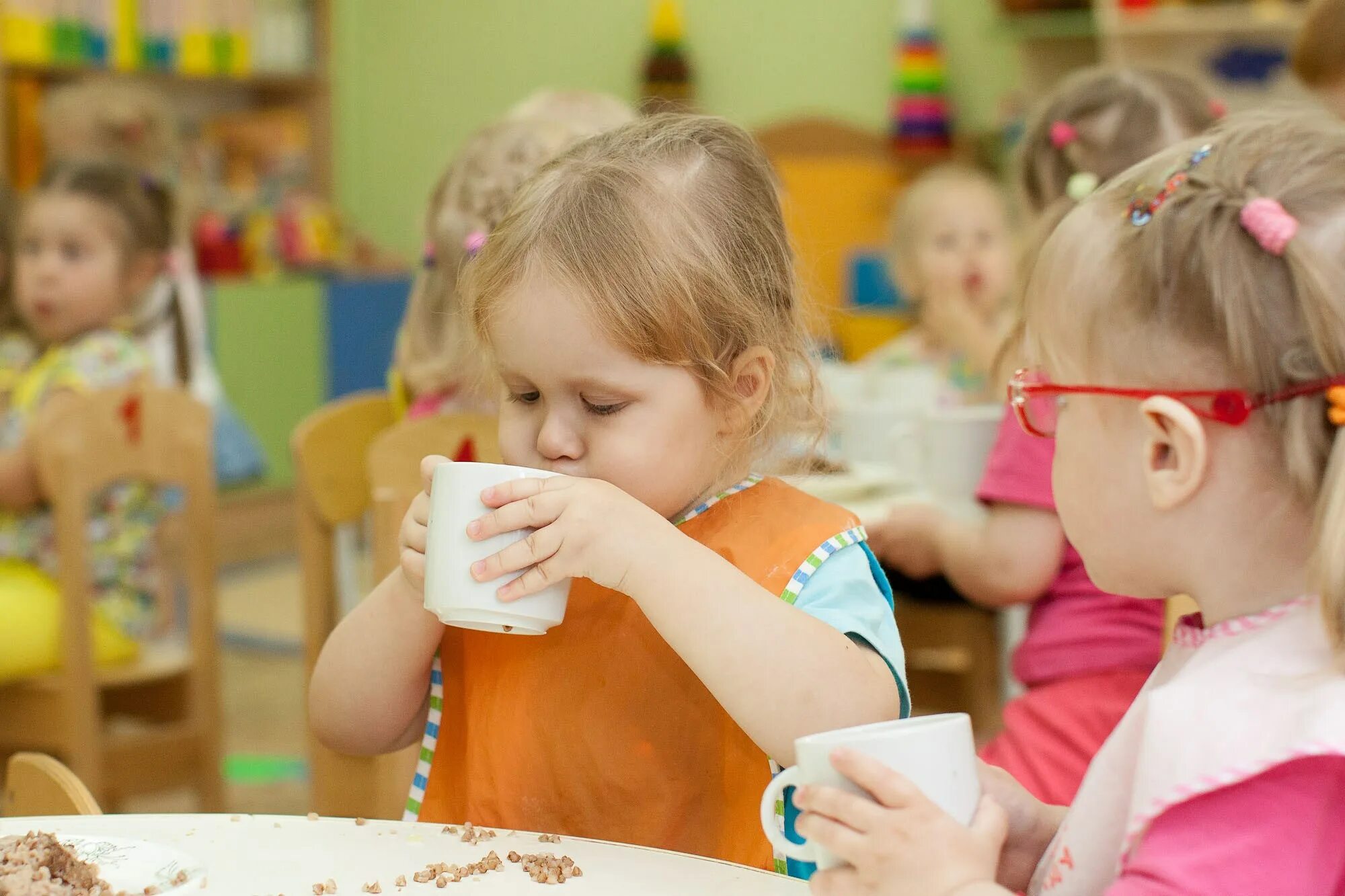 Завтрак в детском саду. Дети в детском саду. Детский садик завтрак. Завтрак детей в детском саду.