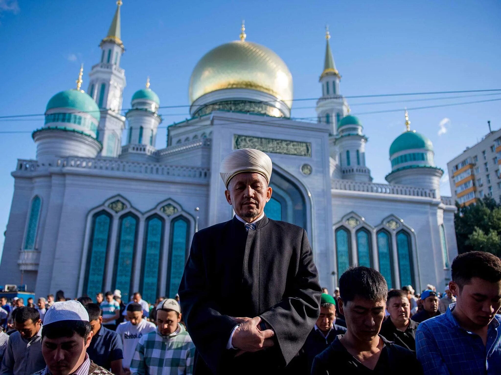 Празднование Ураза байрам в мечети в Москве.