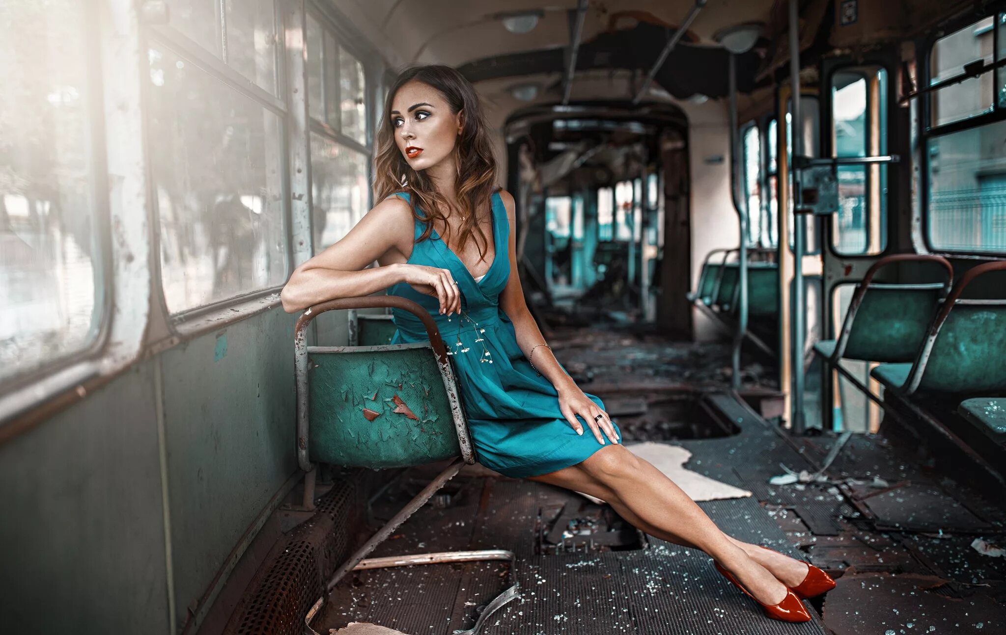 Женщины на железной дороге. Damian-piorko. Девушка в трамвае. Красивая девушка в трамвае. Девушка в платье в трамвае.
