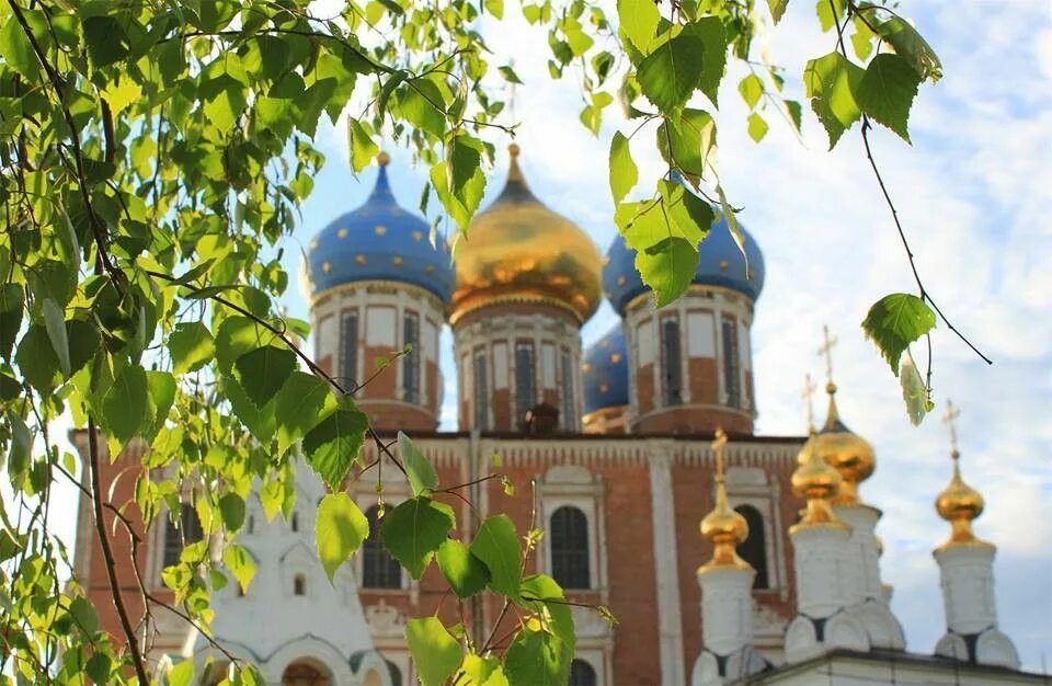 Троица березка. Храм в день Святой Троицы. Праздник храм береза Троица. Россия березы храм.