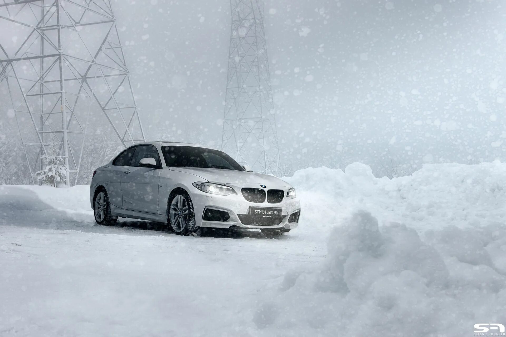 Черная и белая машина на льду. Машина во льду. Машина во льду. Машина на льду байкала. Танец автомобилей на льду.