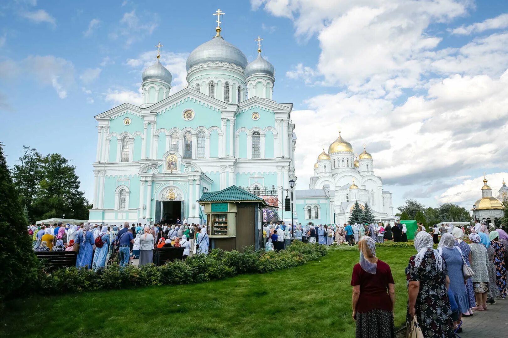 Митрополит Феофан совершил всенощное бдение в Троицком соборе Дивеевского монаст