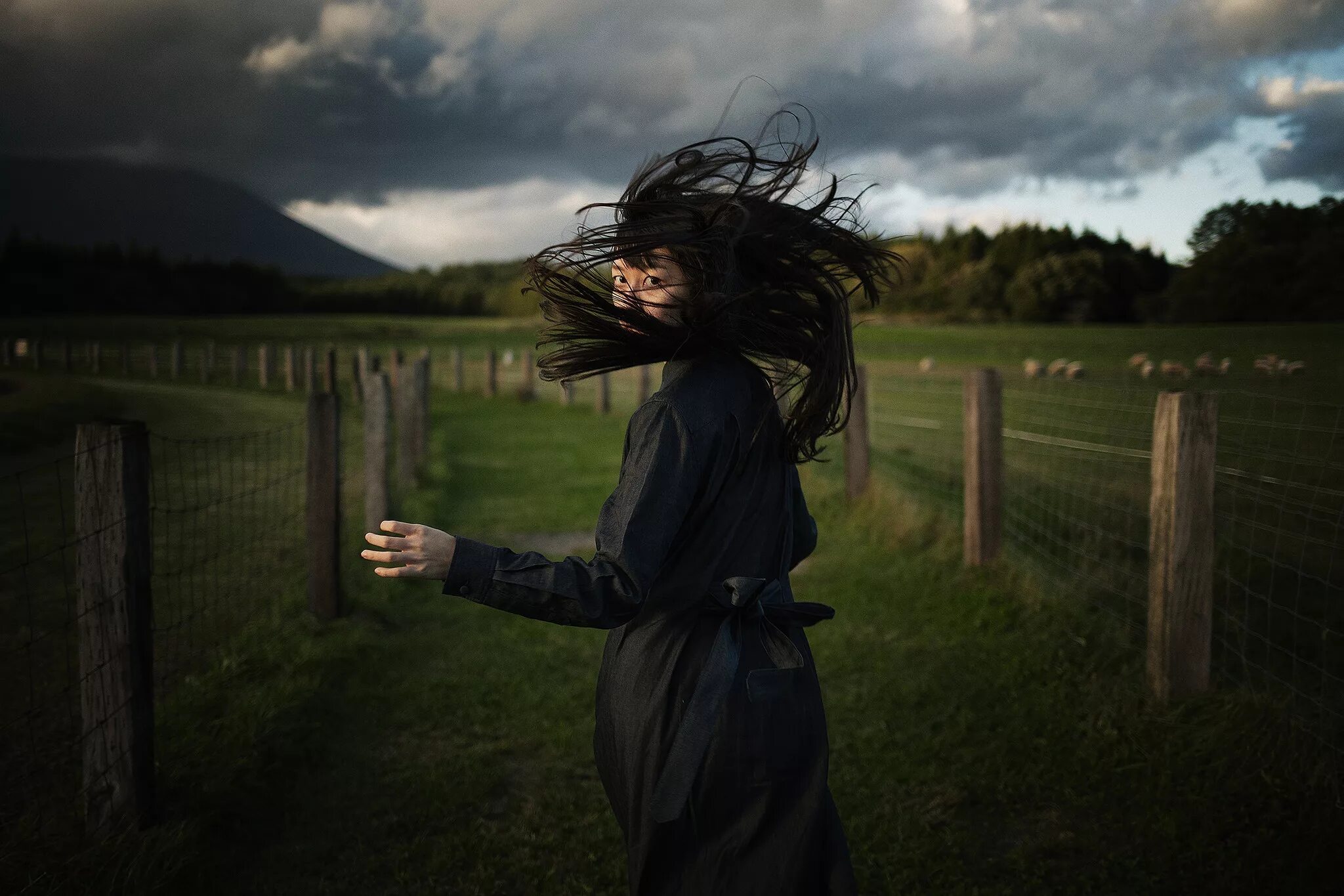 Спортсмен бежит. Черно белые картины. Человек бежит в темноте. Мужик убегает спиной. Сбежать темнее.