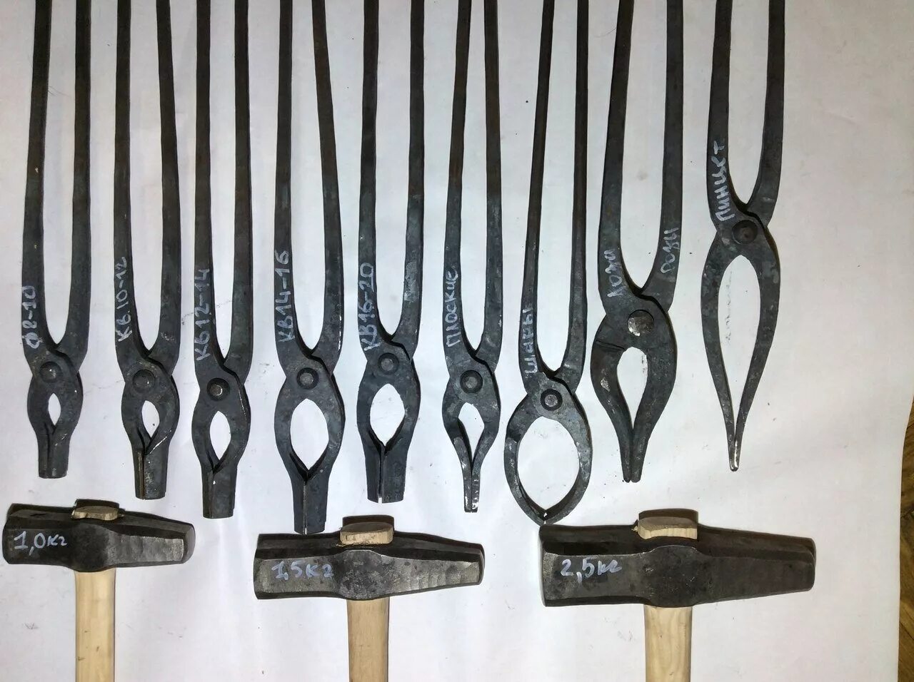 кузнечная наковальня древняя русь. старинный кузнечный инструмент. инструменты кузнеца. наковальня древняя русь. кузнечные щипцы.